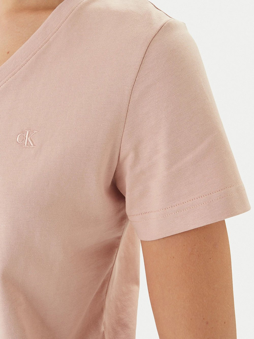 חולצת טישירט קצרה קלווין קליין Relaxed Monogram V-Neck נשים