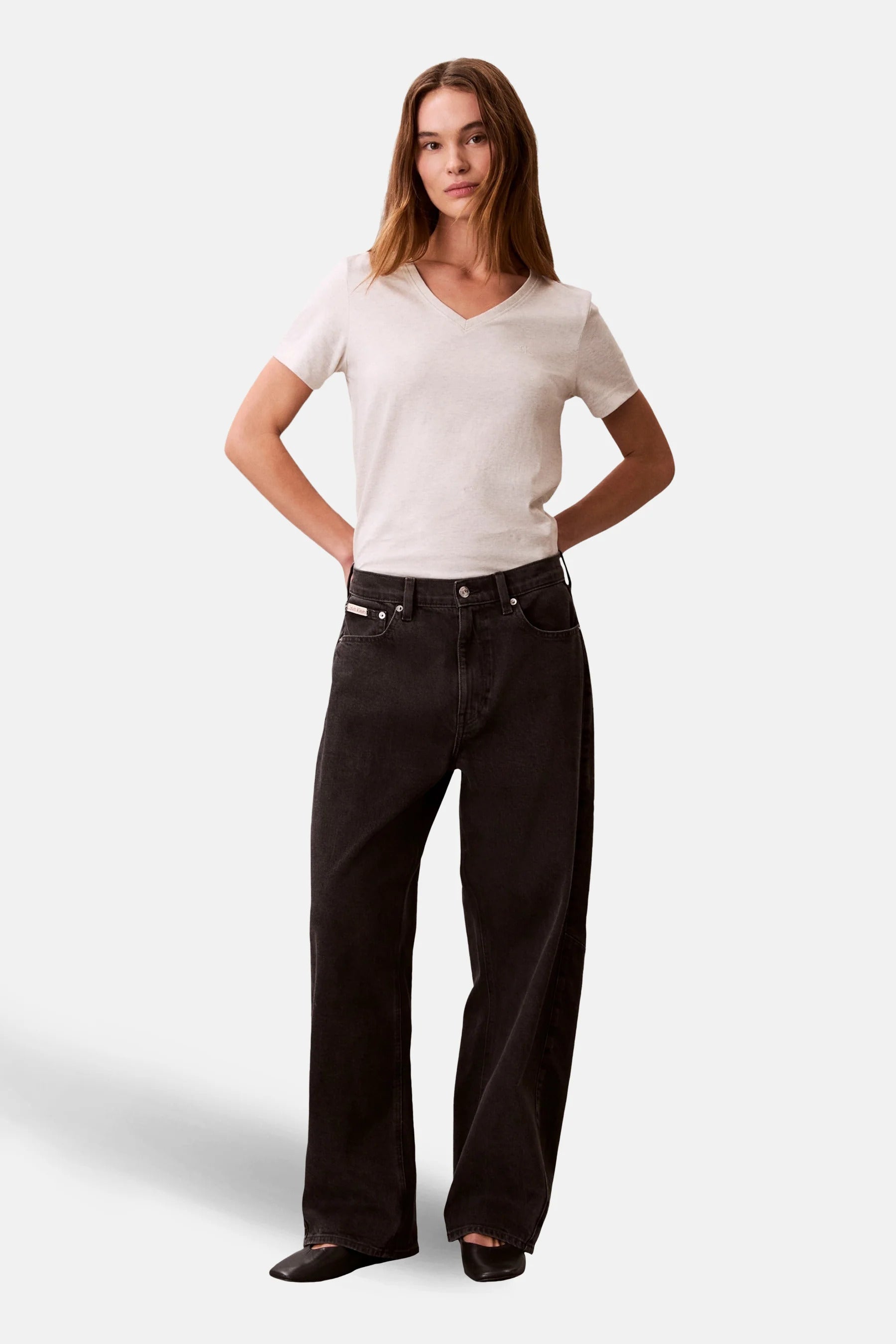 חולצת טישירט קצרה קלווין קליין Relaxed Monogram V-Neck נשים