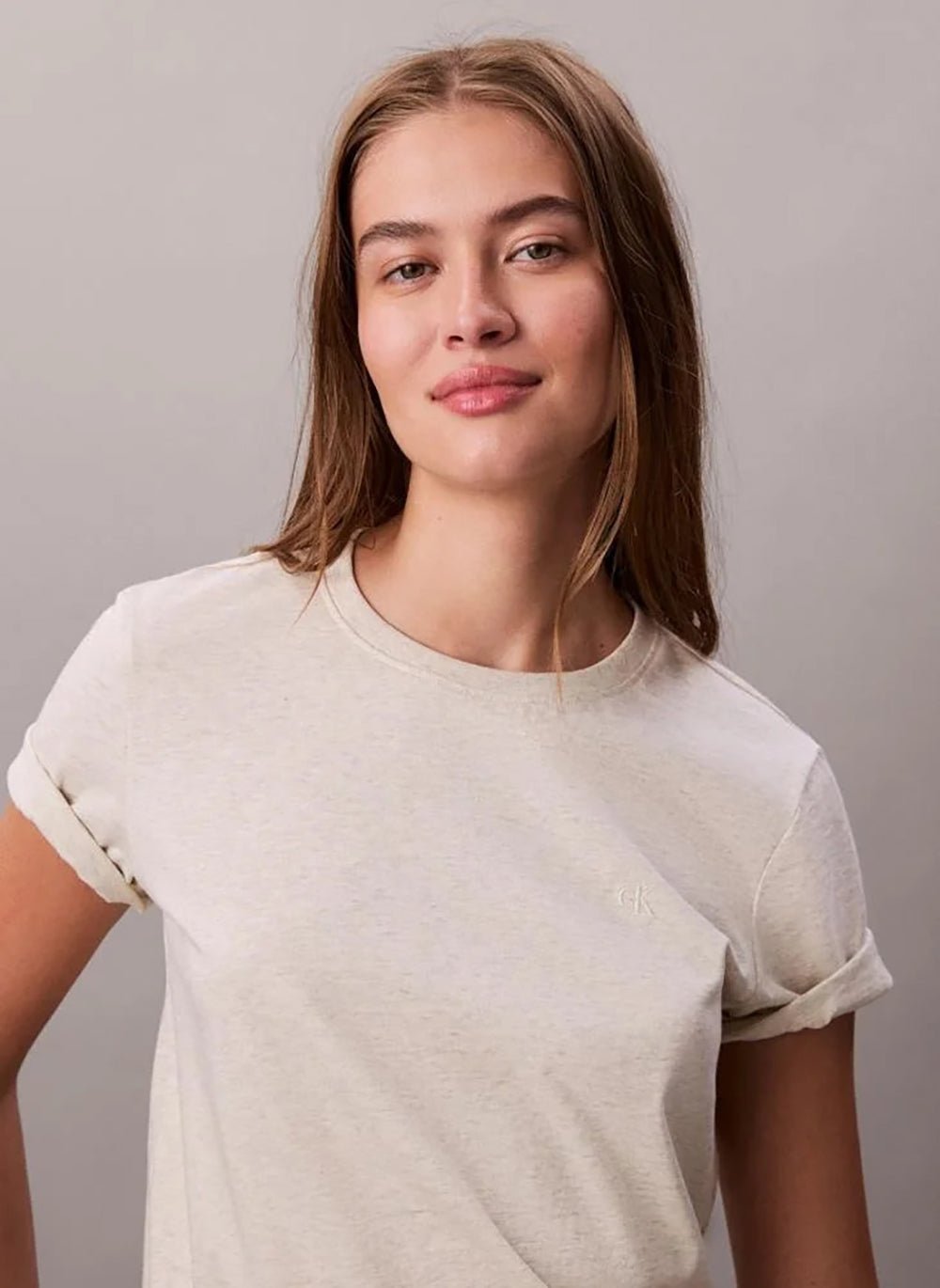 חולצת טישירט קצרה קלווין קליין Essential Crew Neck נשים