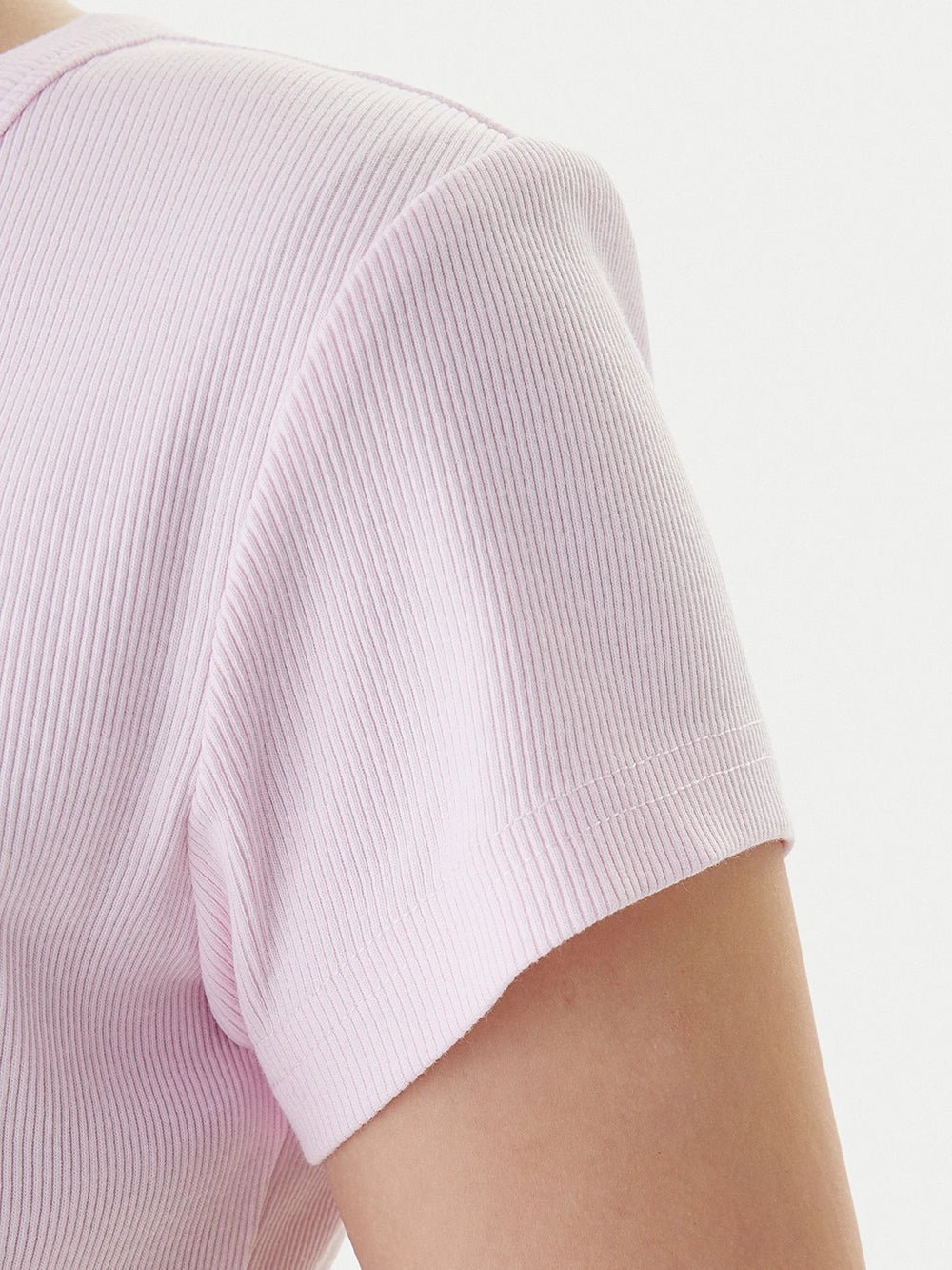 חולצת טישירט קצרה קלווין קליין Slim Ribbed Cotton Badge נשים