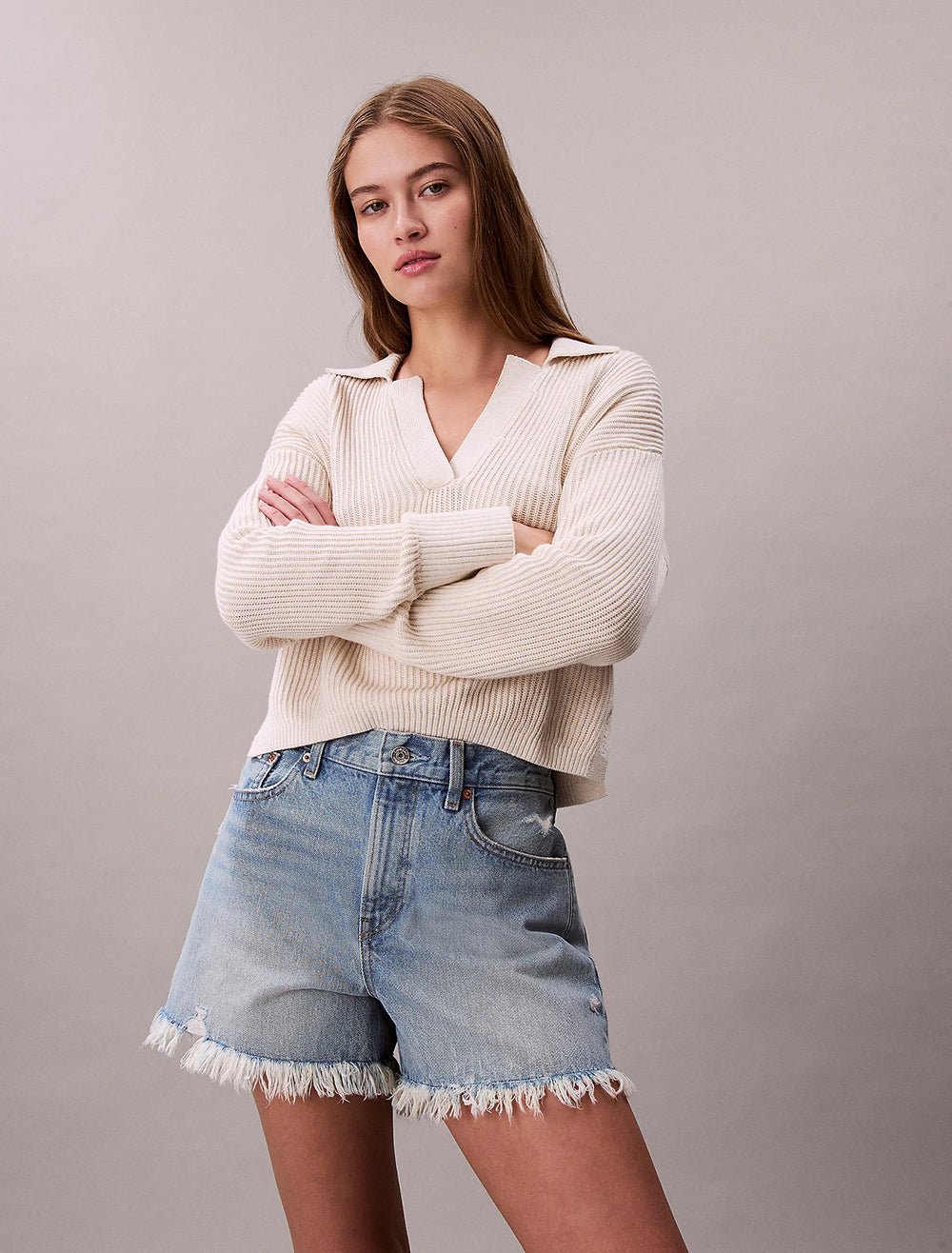 ג'ינס קצר קלווין קליין 90S Relaxed Frayed Denim Shorts נשים