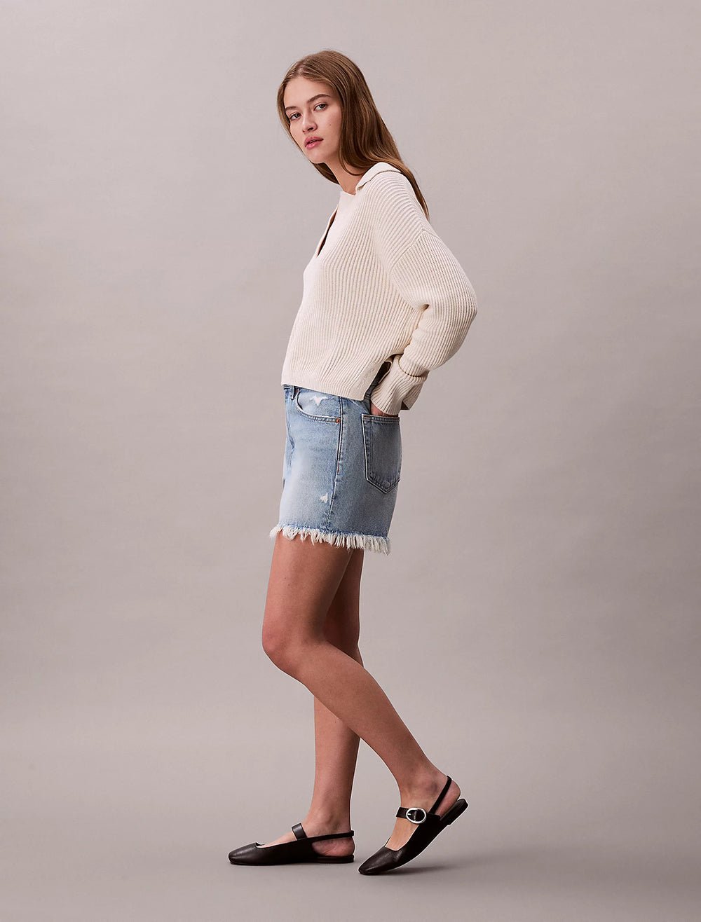 ג'ינס קצר קלווין קליין 90S Relaxed Frayed Denim Shorts נשים
