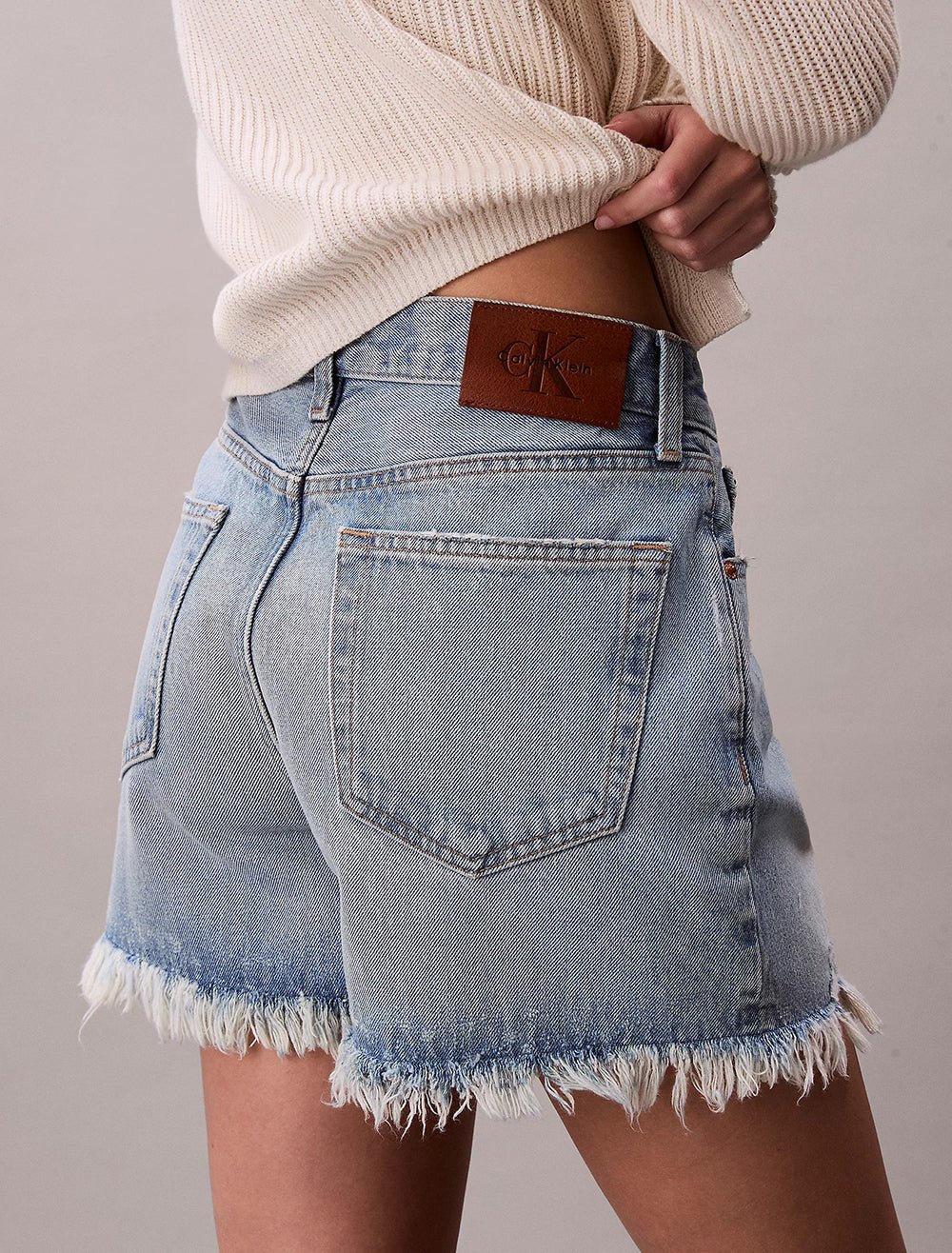 ג'ינס קצר קלווין קליין 90S Relaxed Frayed Denim Shorts נשים