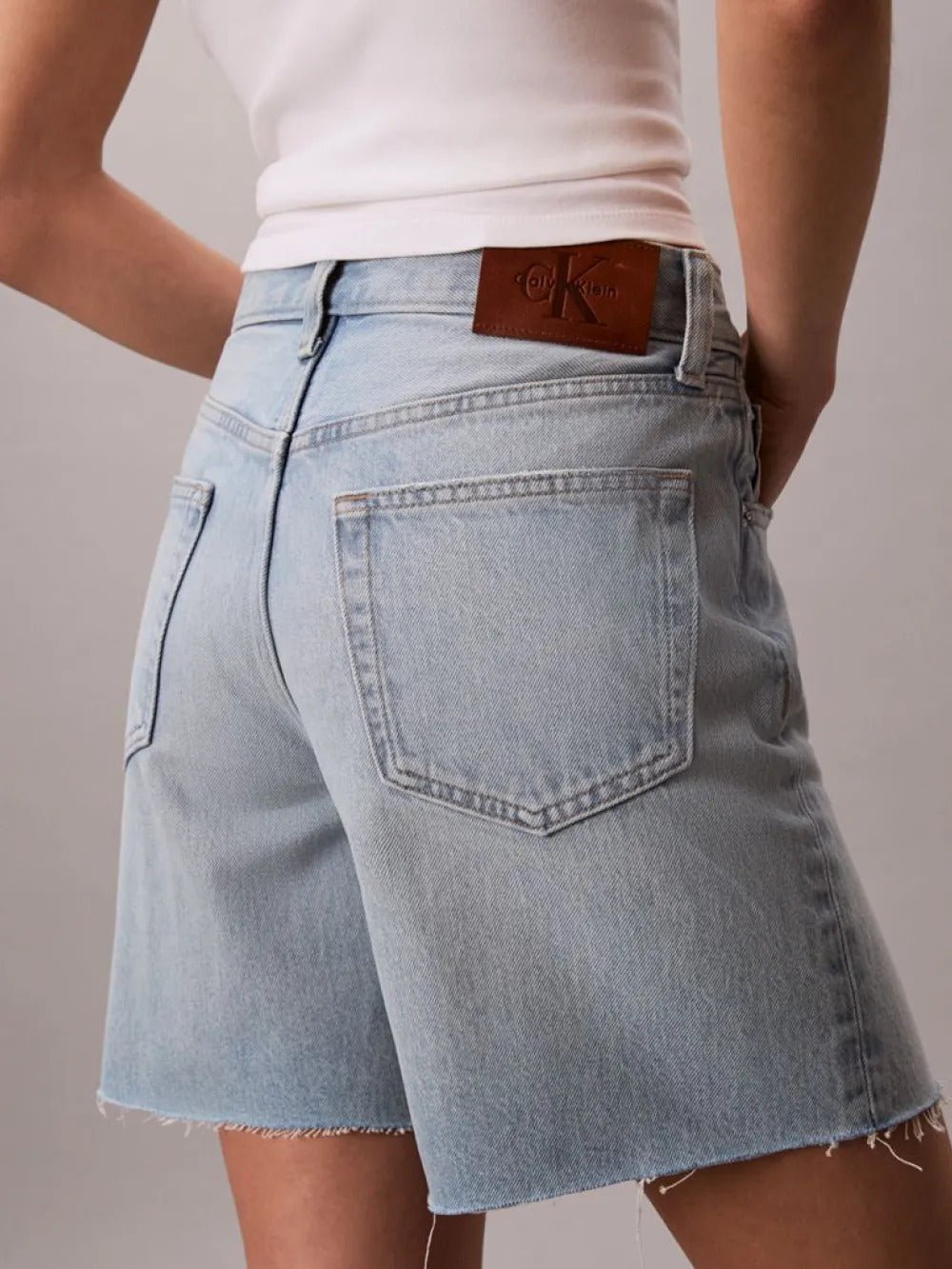 ג'ינס קצר קלווין קליין 90S Washed 6" Inseam Denim נשים