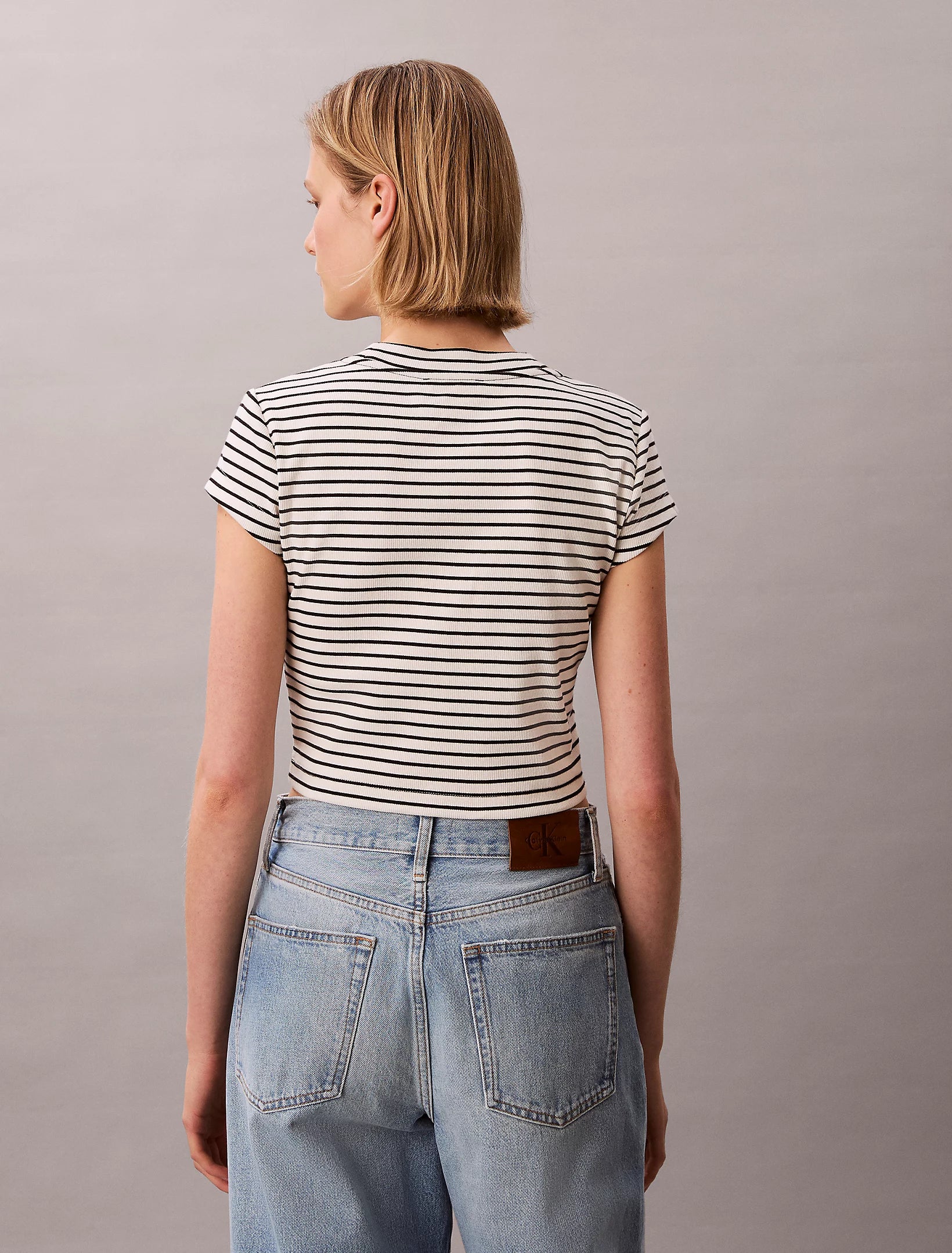 חולצת טישירט קצרה קלווין קליין Slim Ribbed Stripe נשים