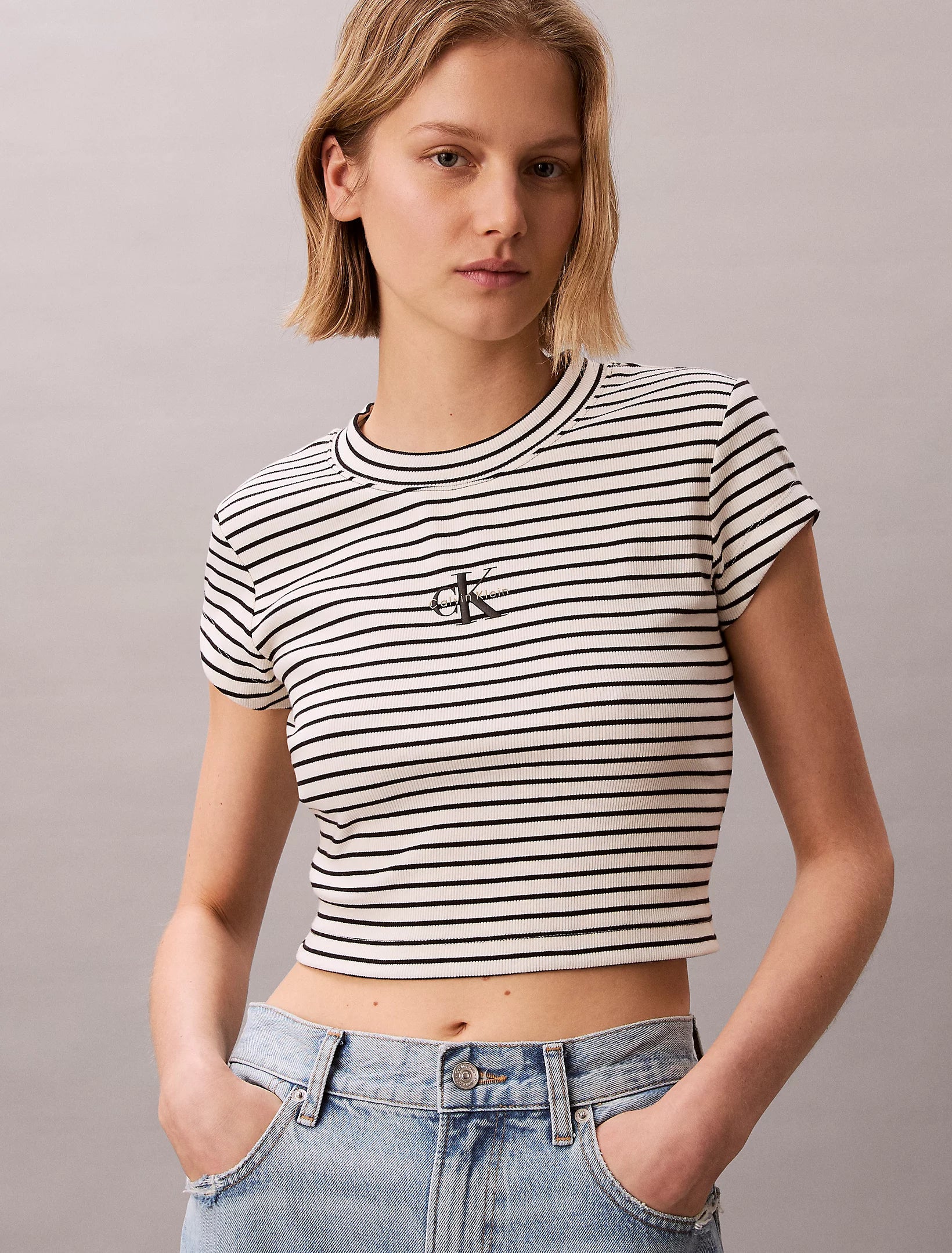 חולצת טישירט קצרה קלווין קליין Slim Ribbed Stripe נשים