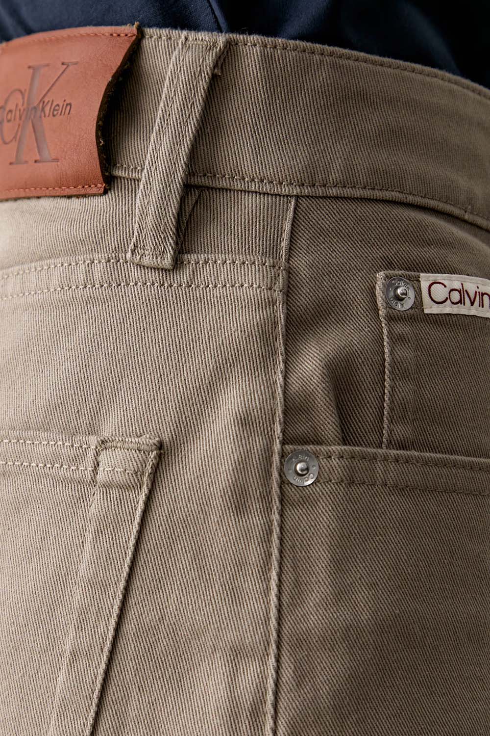 ג'ינס קלווין קליין Cropped Barrel Jeans נשים