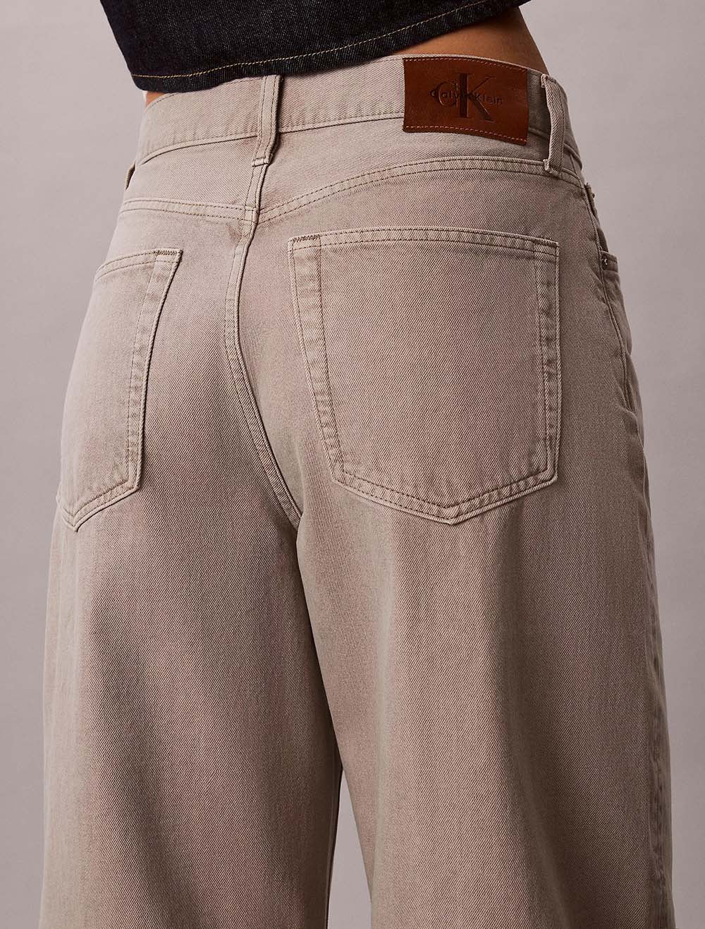 ג'ינס קלווין קליין Cropped Barrel Jean נשים