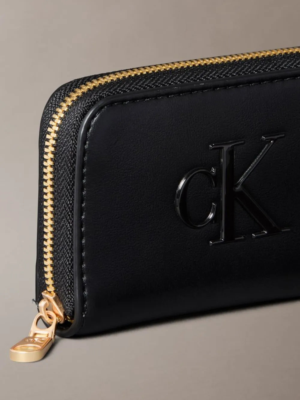 ארנק קלווין קליין Embossed Monogram Zip נשים