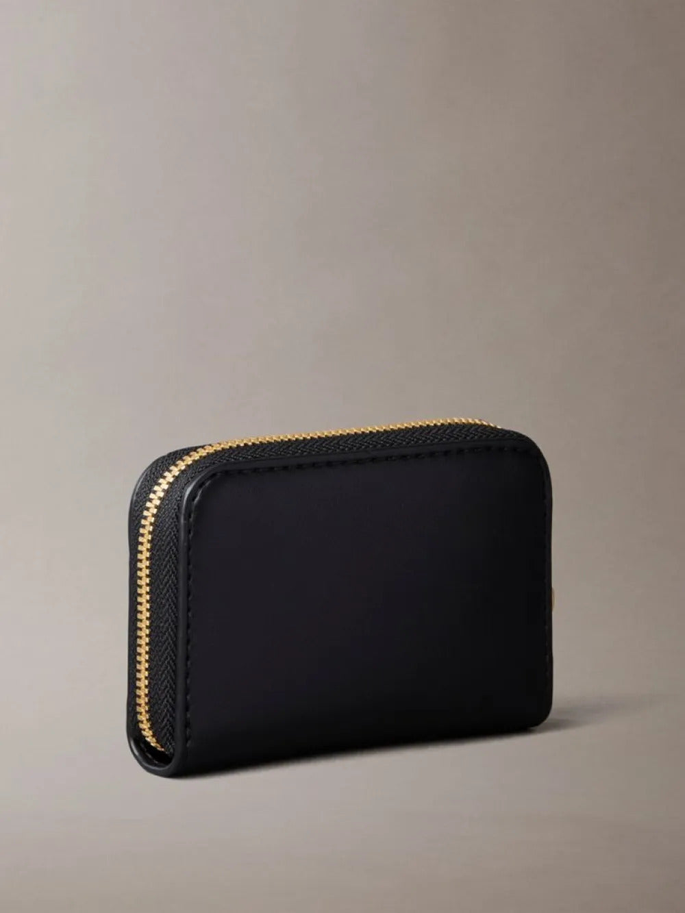 ארנק קלווין קליין Embossed Monogram Zip נשים