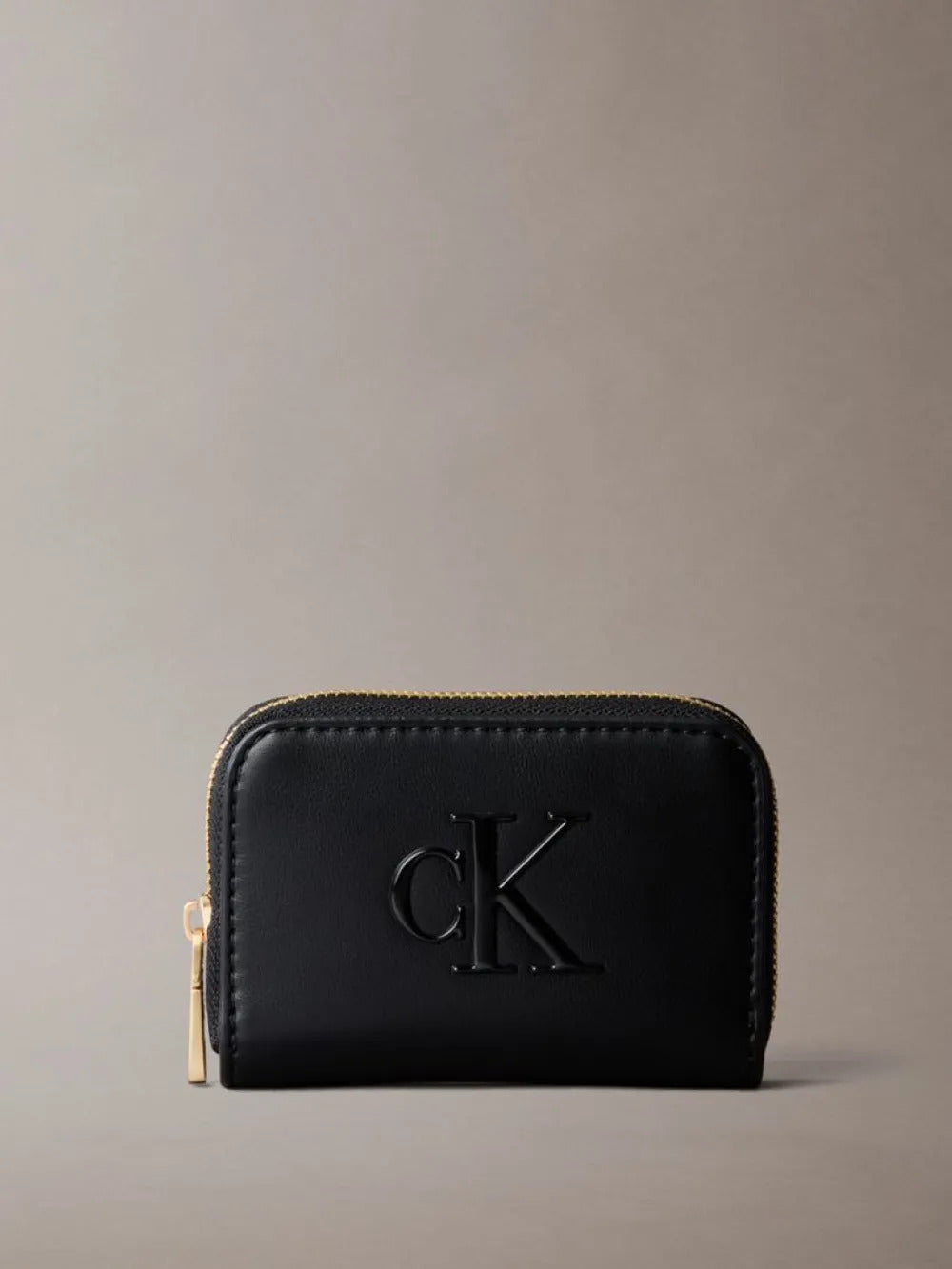 ארנק קלווין קליין Embossed Monogram Zip נשים