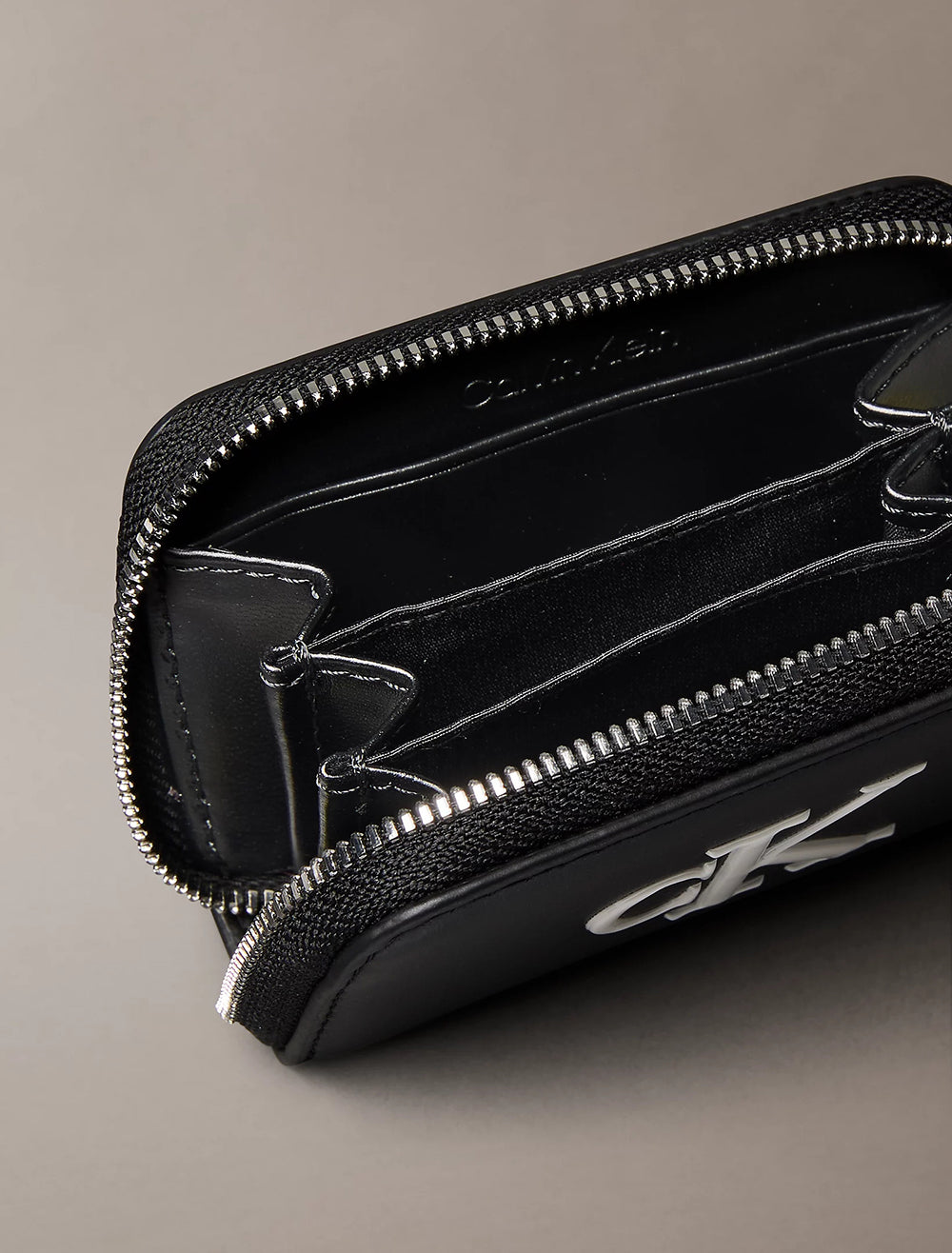 ארנק קלווין קליין Embossed Monogram Zip נשים