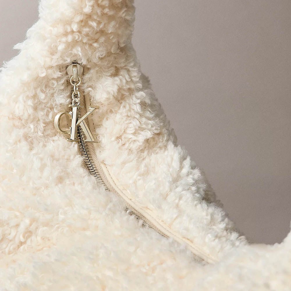 תיק קלווין קליין Sherpa Large Shoulder נשים