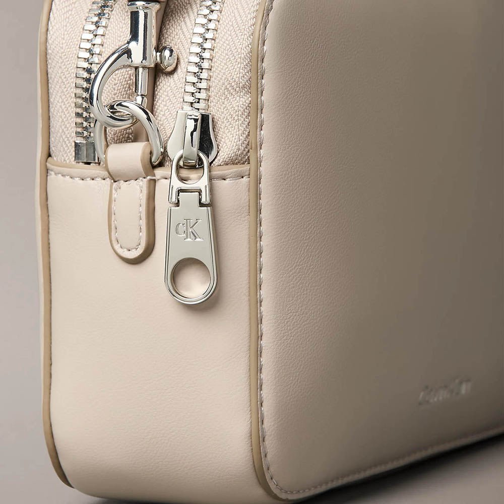 תיק קלווין קליין Convertible 2-Strap Crossbody Camera נשים