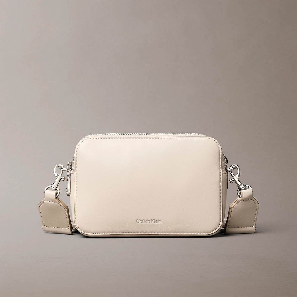 תיק קלווין קליין Convertible 2-Strap Crossbody Camera נשים
