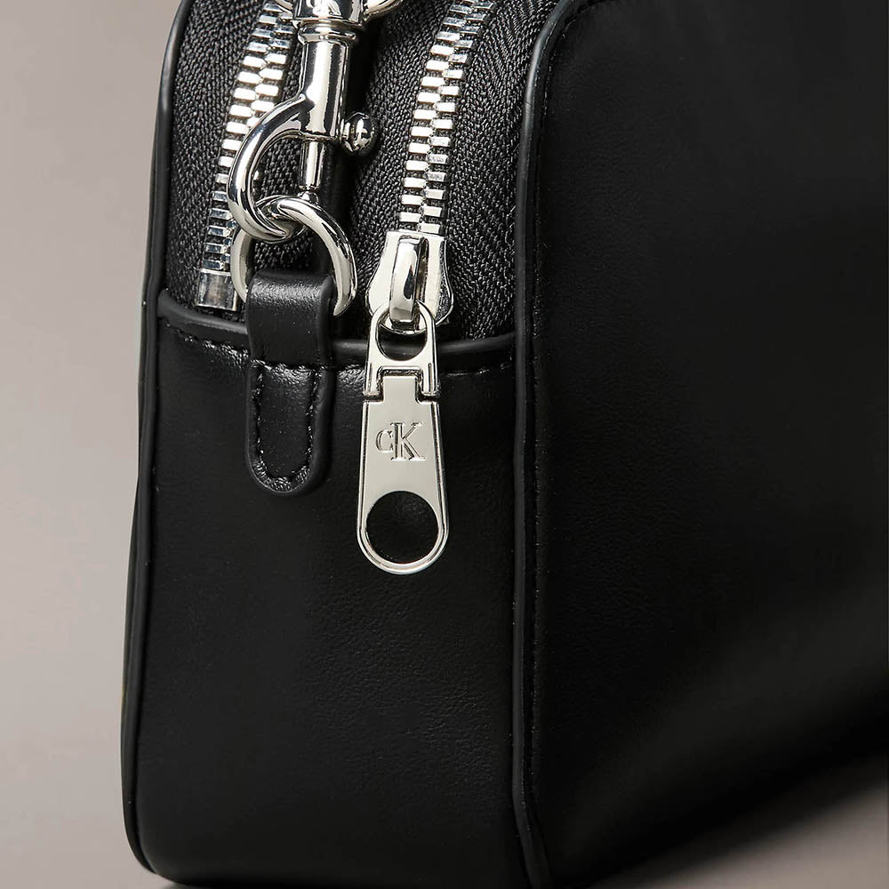 תיק קלווין קליין Convertible 2-Strap Crossbody Camera נשים