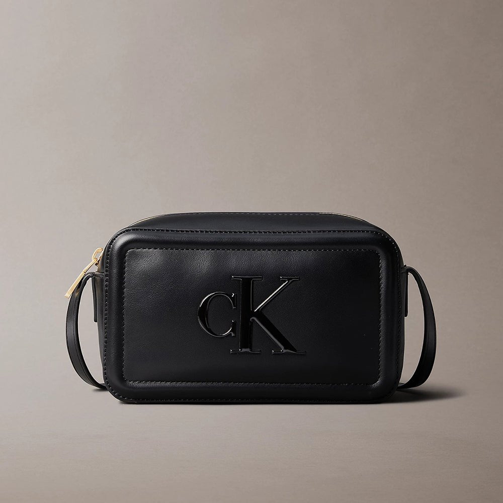 תיק קלווין קליין Embossed Monogram Logo Camera נשים