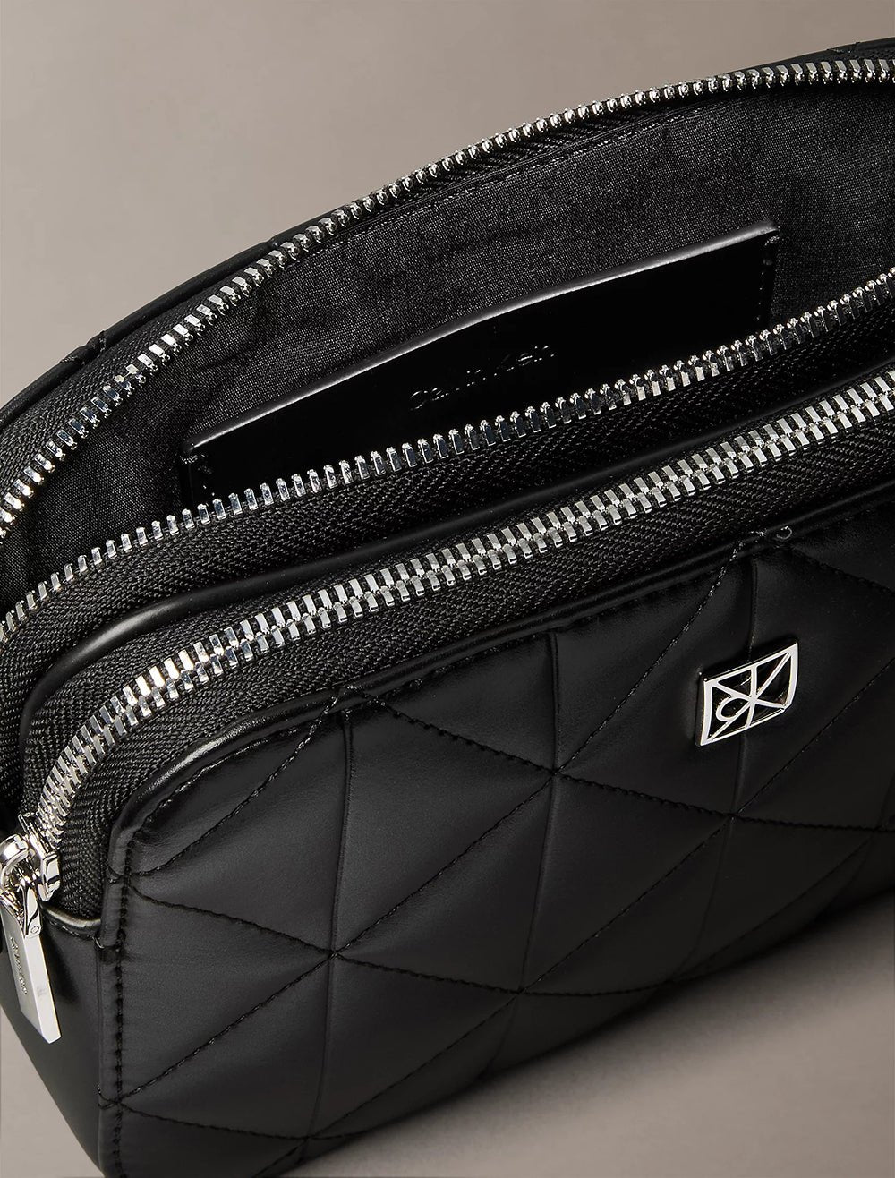 תיק קלווין קליין Quilted Emblem Logo Double Zip Camera נשים