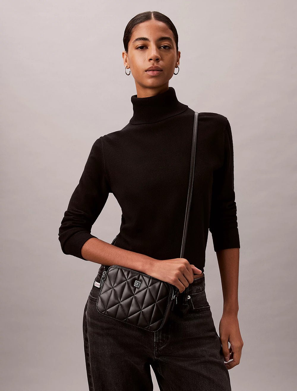 תיק קלווין קליין Quilted Emblem Logo Double Zip Camera נשים