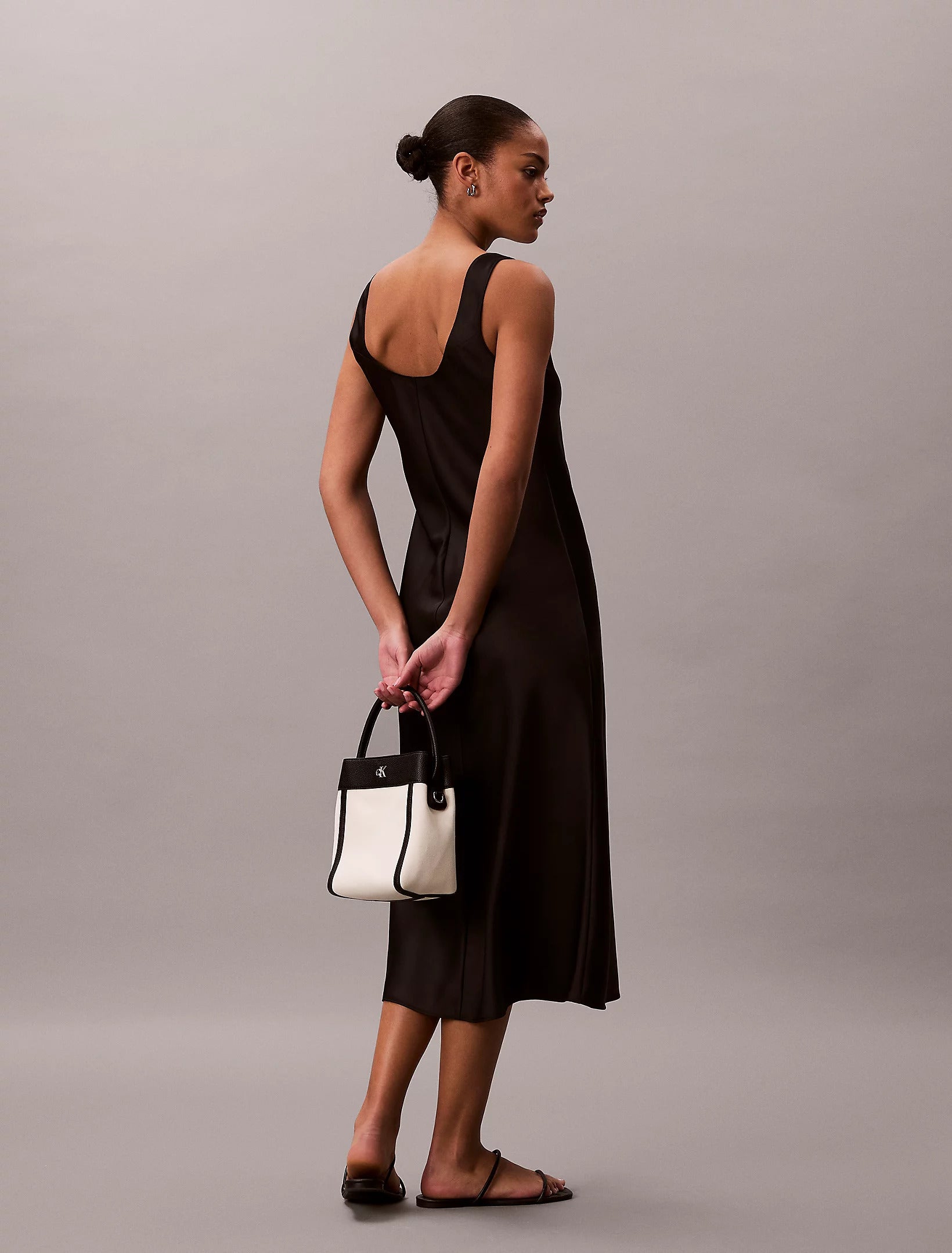 תיק קלווין קליין Cotton Canvas Bucket נשים