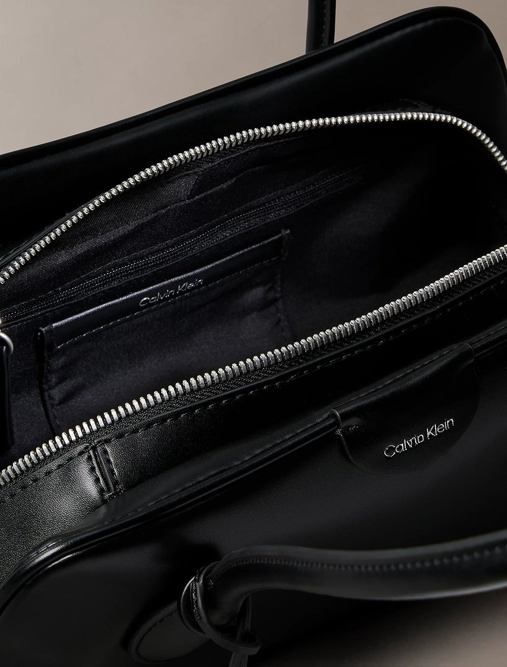 תיק קלווין קליין Multi Compartment Shoulder Bag נשים