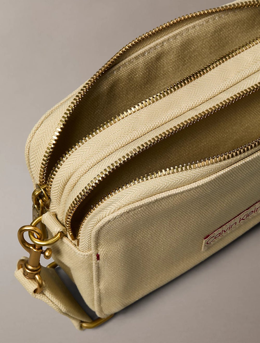 תיק קלווין קליין Webbing Strap Camera Bag נשים