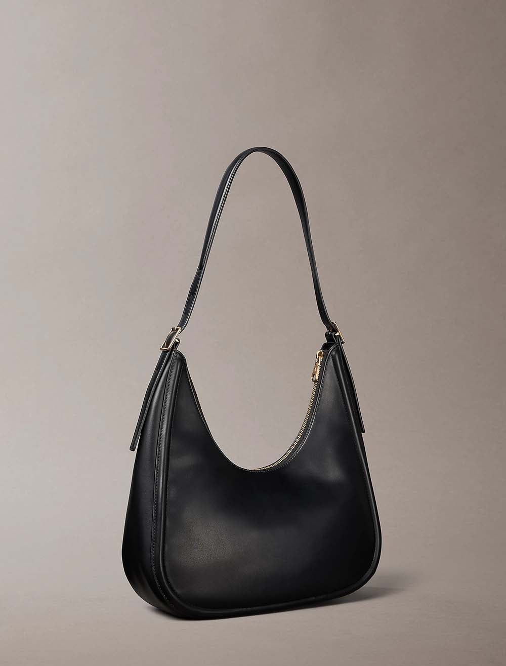 תיק קלווין קליין Bold Crescent Bag נשים