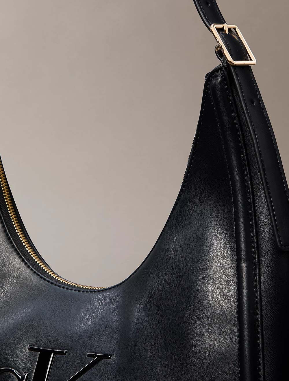 תיק קלווין קליין Bold Crescent Bag נשים