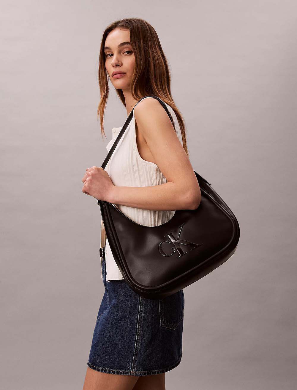 תיק קלווין קליין Bold Crescent Bag נשים