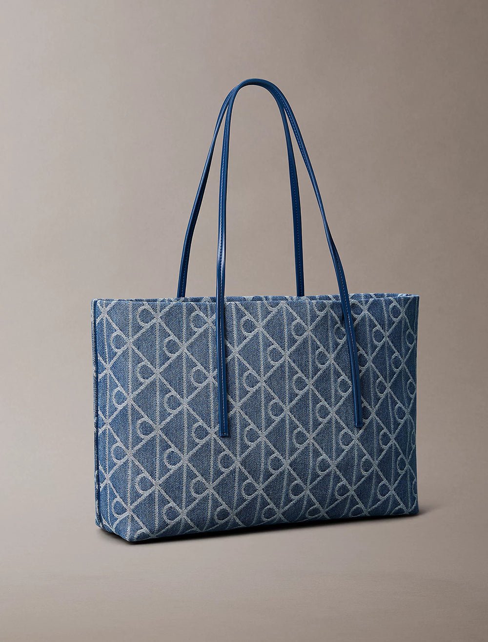 תיק קלווין קליין Emblem Aop Denim Tote W Pouch נשים