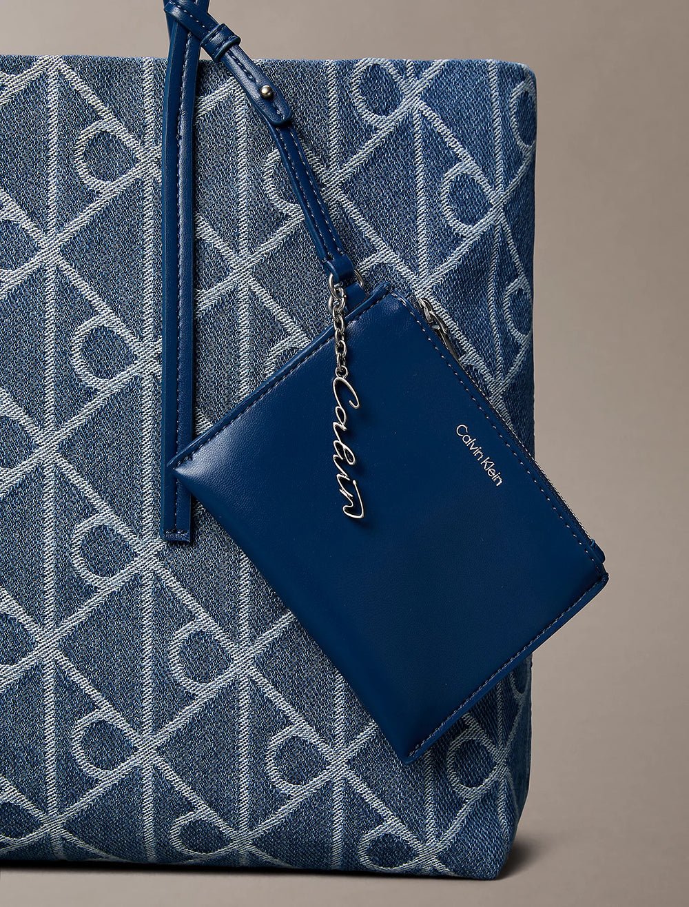 תיק קלווין קליין Emblem Aop Denim Tote W Pouch נשים