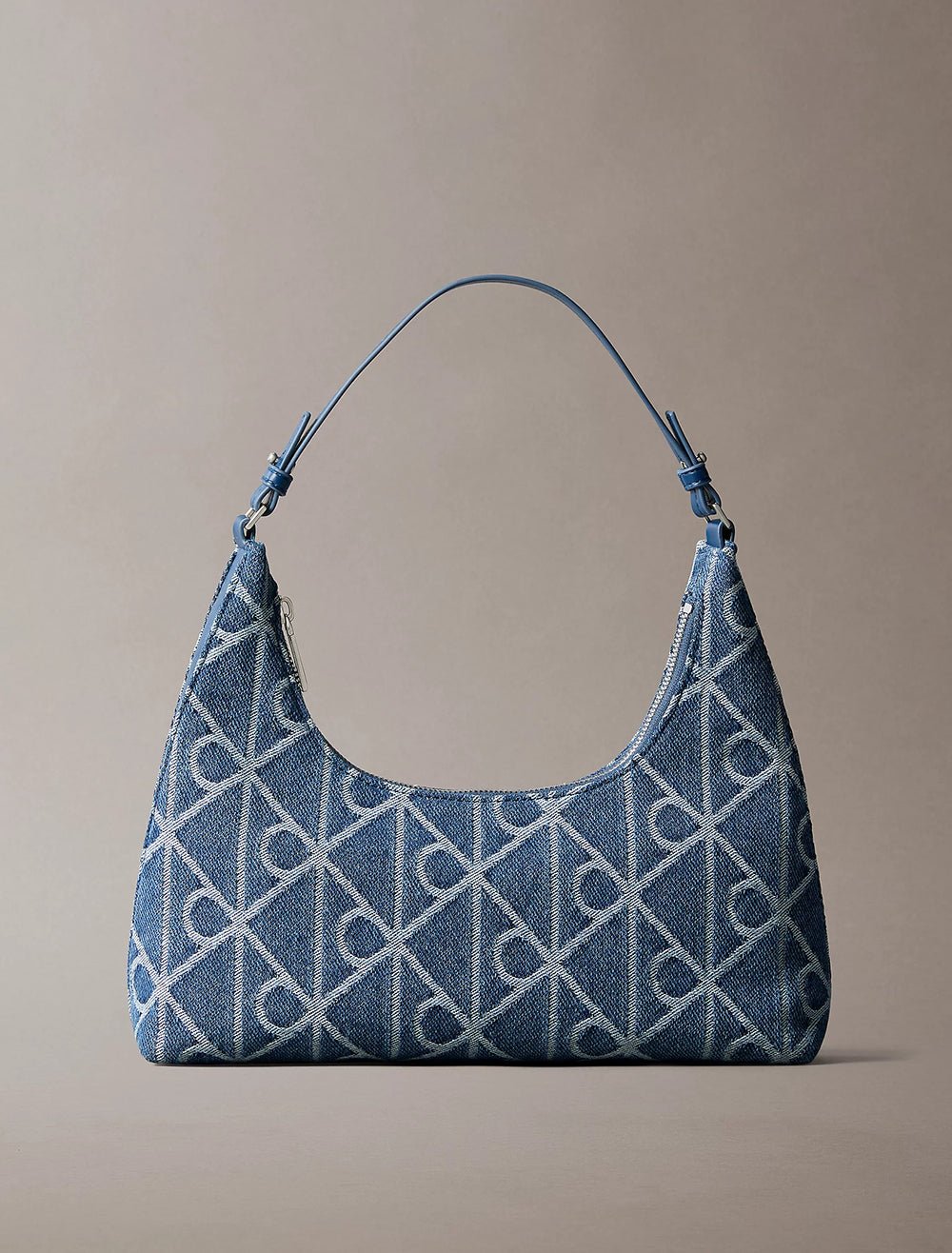 תיק קלווין קליין Emblem Aop Denim Shoulder Bag נשים