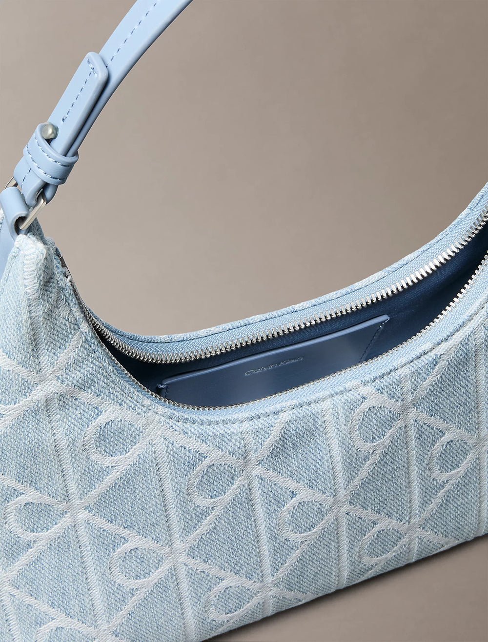 תיק קלווין קליין Emblem Aop Denim Shoulder Bag נשים