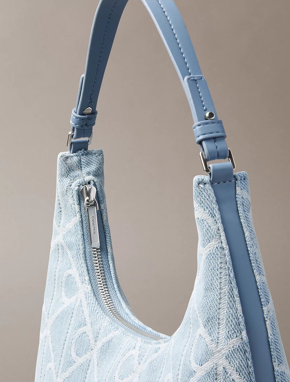 תיק קלווין קליין Emblem Aop Denim Shoulder Bag נשים