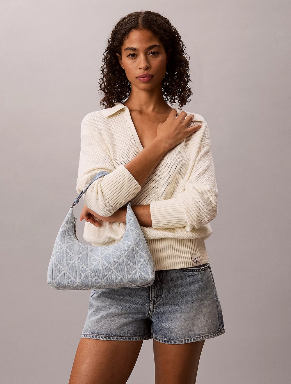 תיק קלווין קליין Emblem Aop Denim Shoulder Bag נשים