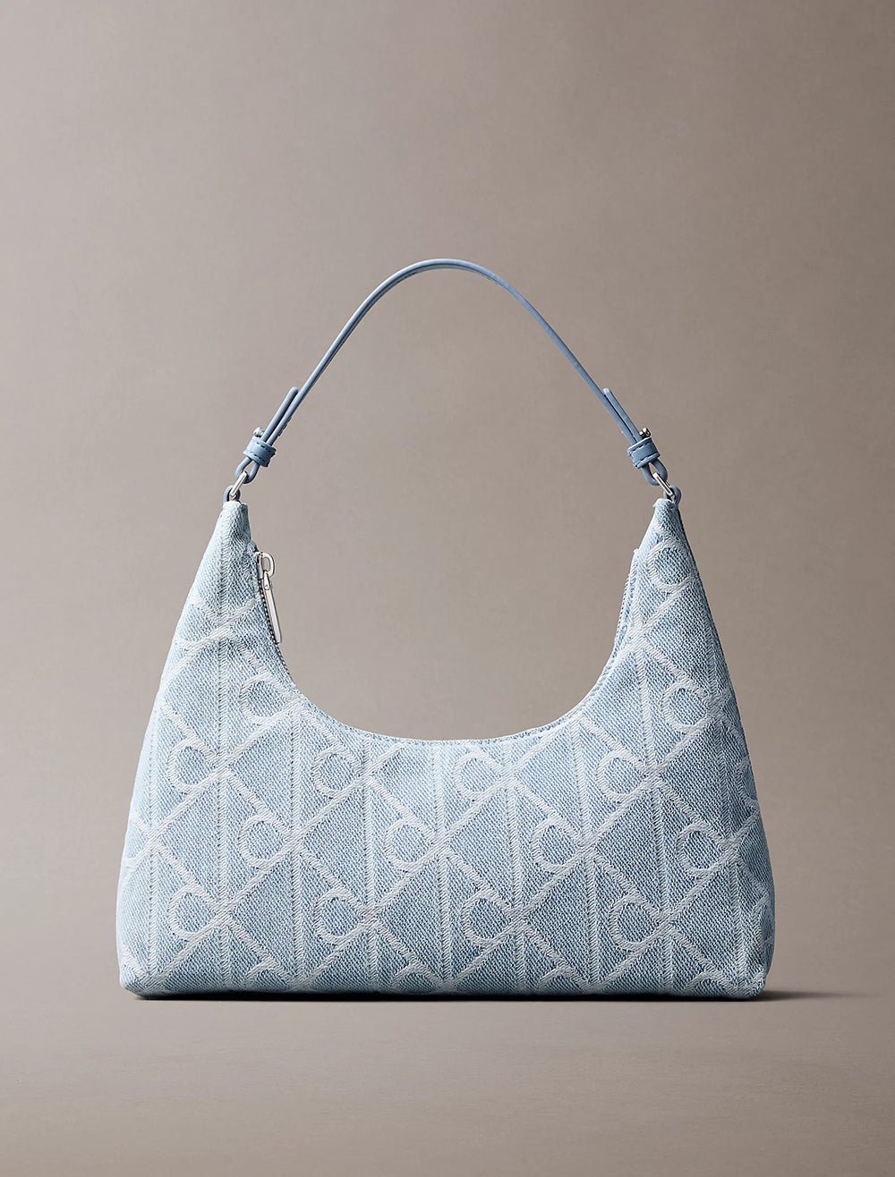 תיק קלווין קליין Emblem Aop Denim Shoulder Bag נשים