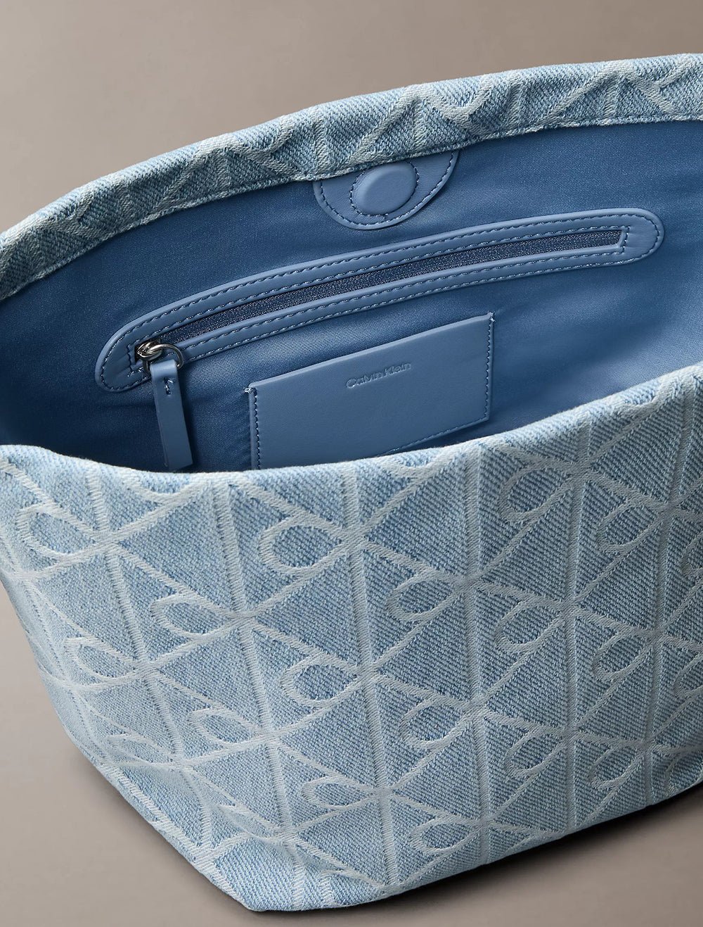 תיק קלווין קליין Emblem Aop Denim Bucket נשים