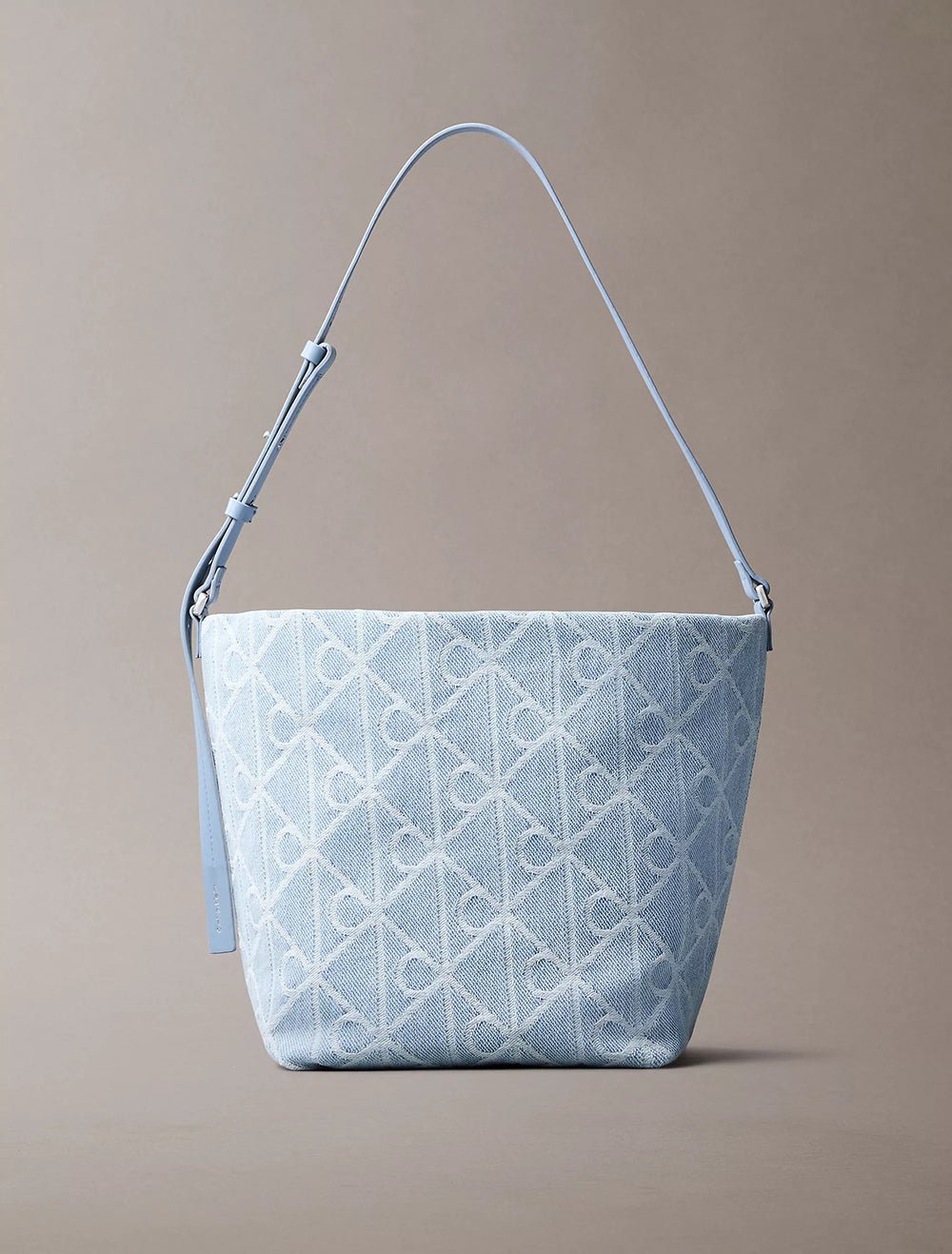 תיק קלווין קליין Emblem Aop Denim Bucket נשים