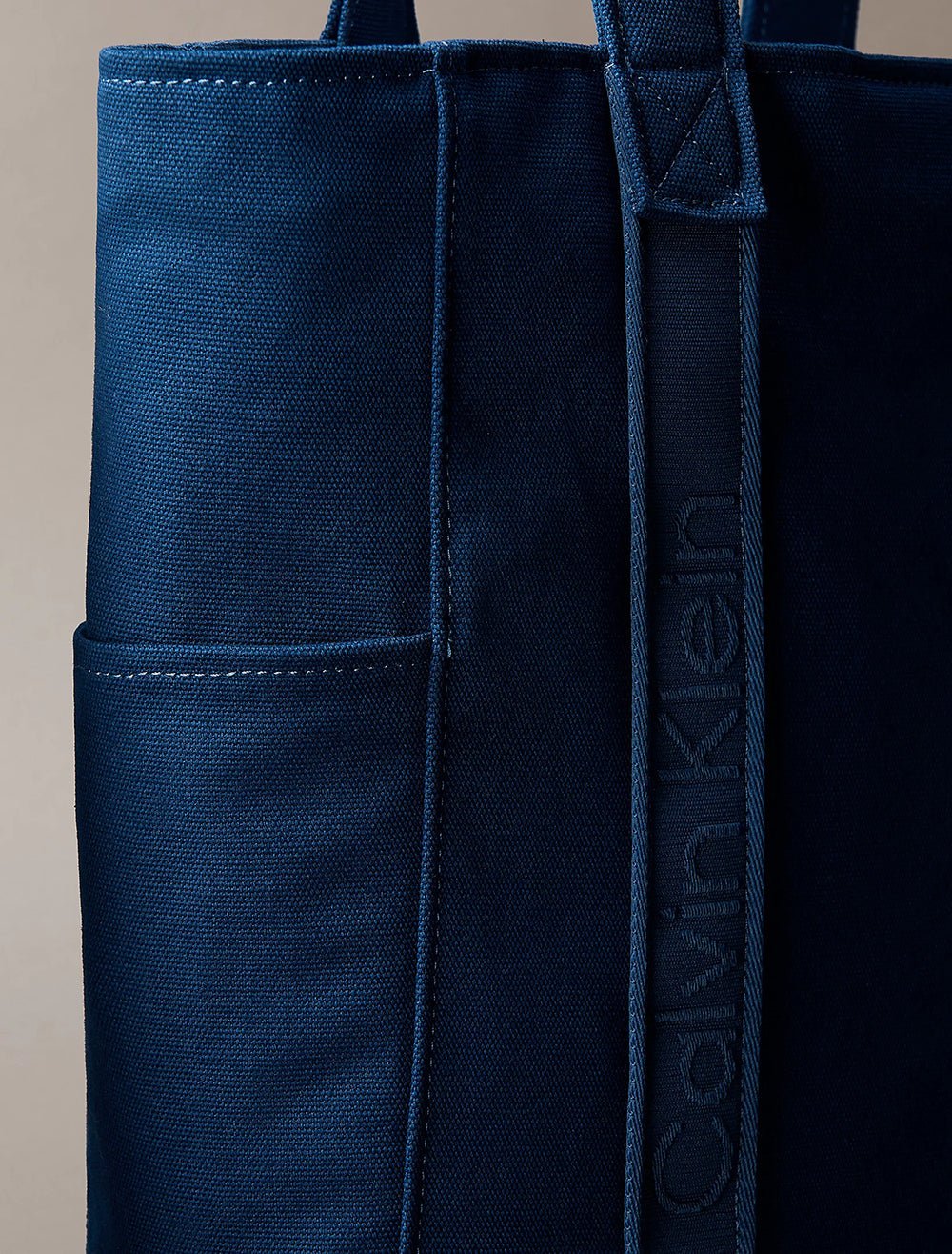 תיק קלווין קליין Webbing Strap Canvas Tote נשים