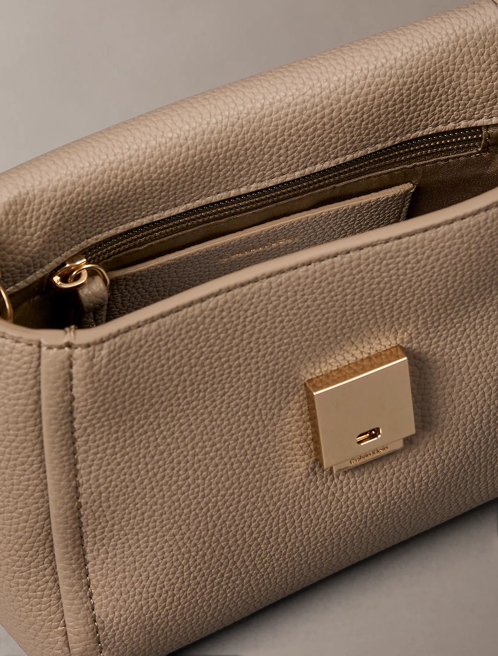 תיק קלווין קליין Emblem Hw Pebble Crossbody 20 נשים