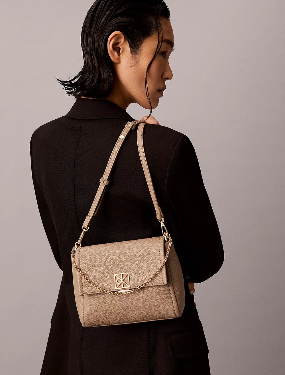 תיק קלווין קליין Emblem Hw Pebble Crossbody 20 נשים