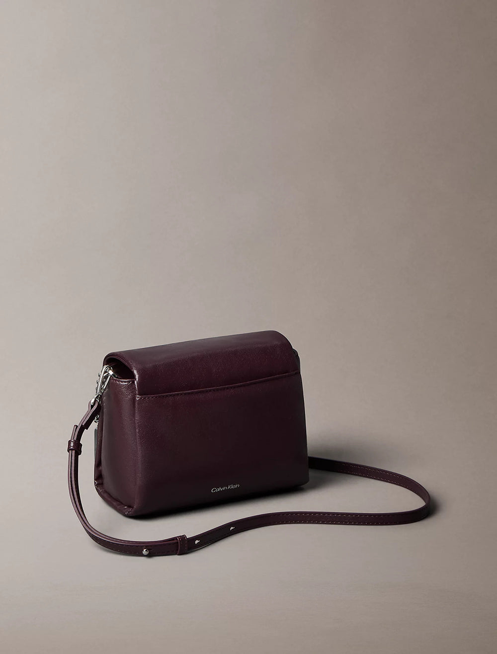 תיק קלווין קליין Padded Emblem Hardware Crossbody נשים