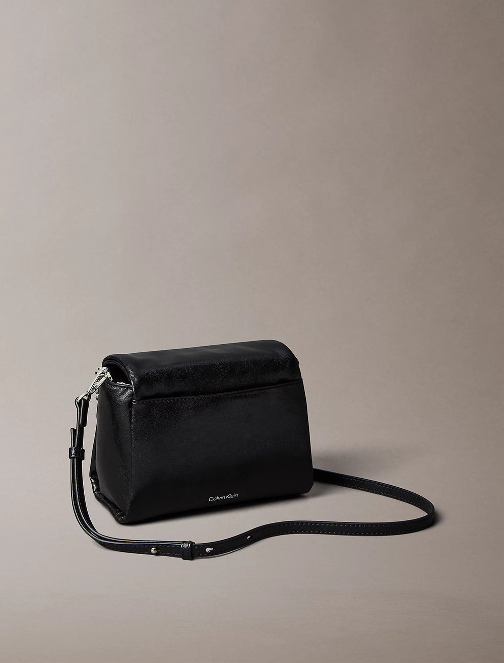 תיק קלווין קליין Padded Emblem Hardware Crossbody נשים