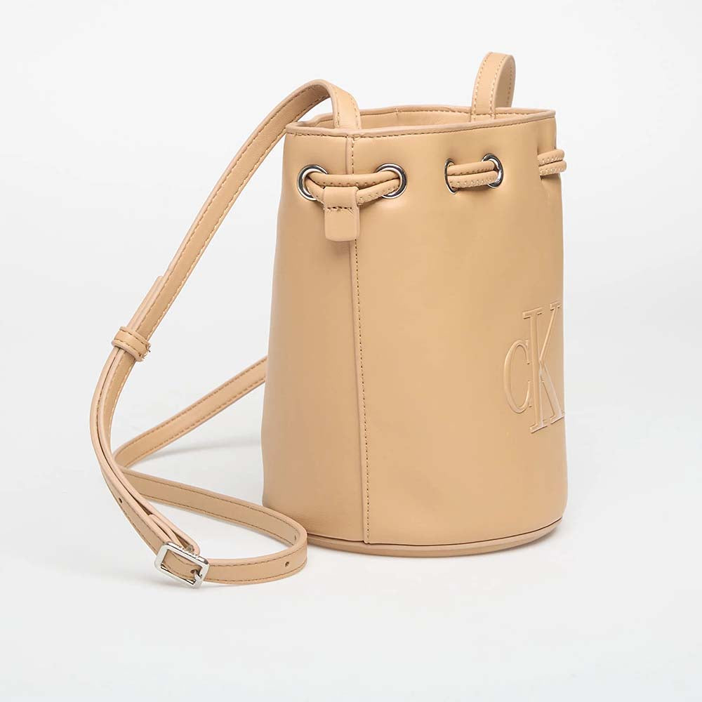 תיק קלווין קליין Emblem Jacquard Bucket Bag נשים