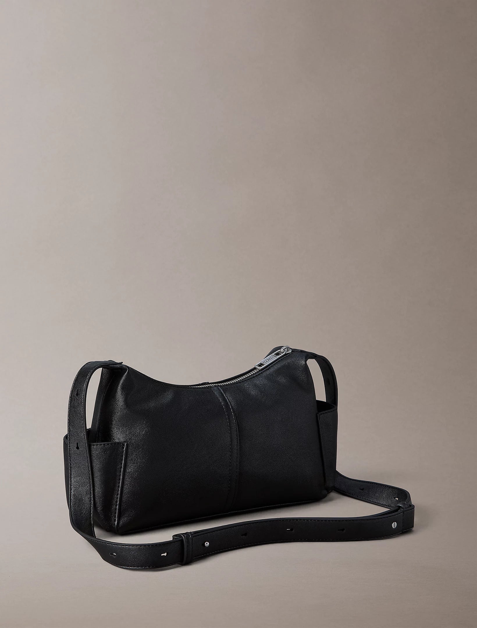 תיק קלווין קליין Pockets Monologo Crossbody נשים