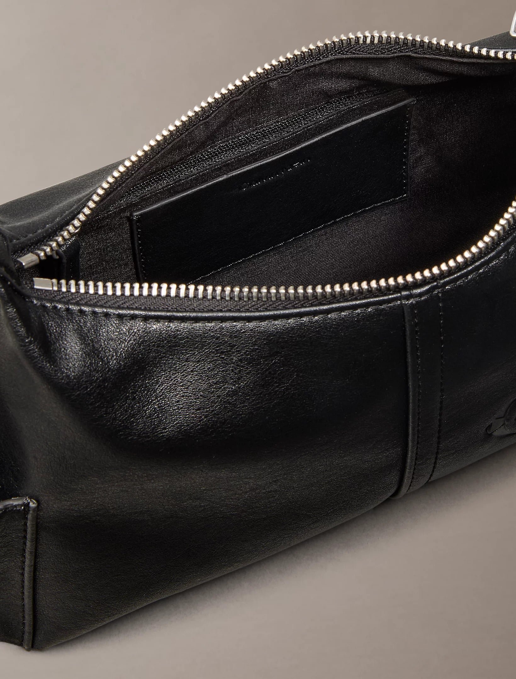 תיק קלווין קליין Pockets Monologo Crossbody נשים