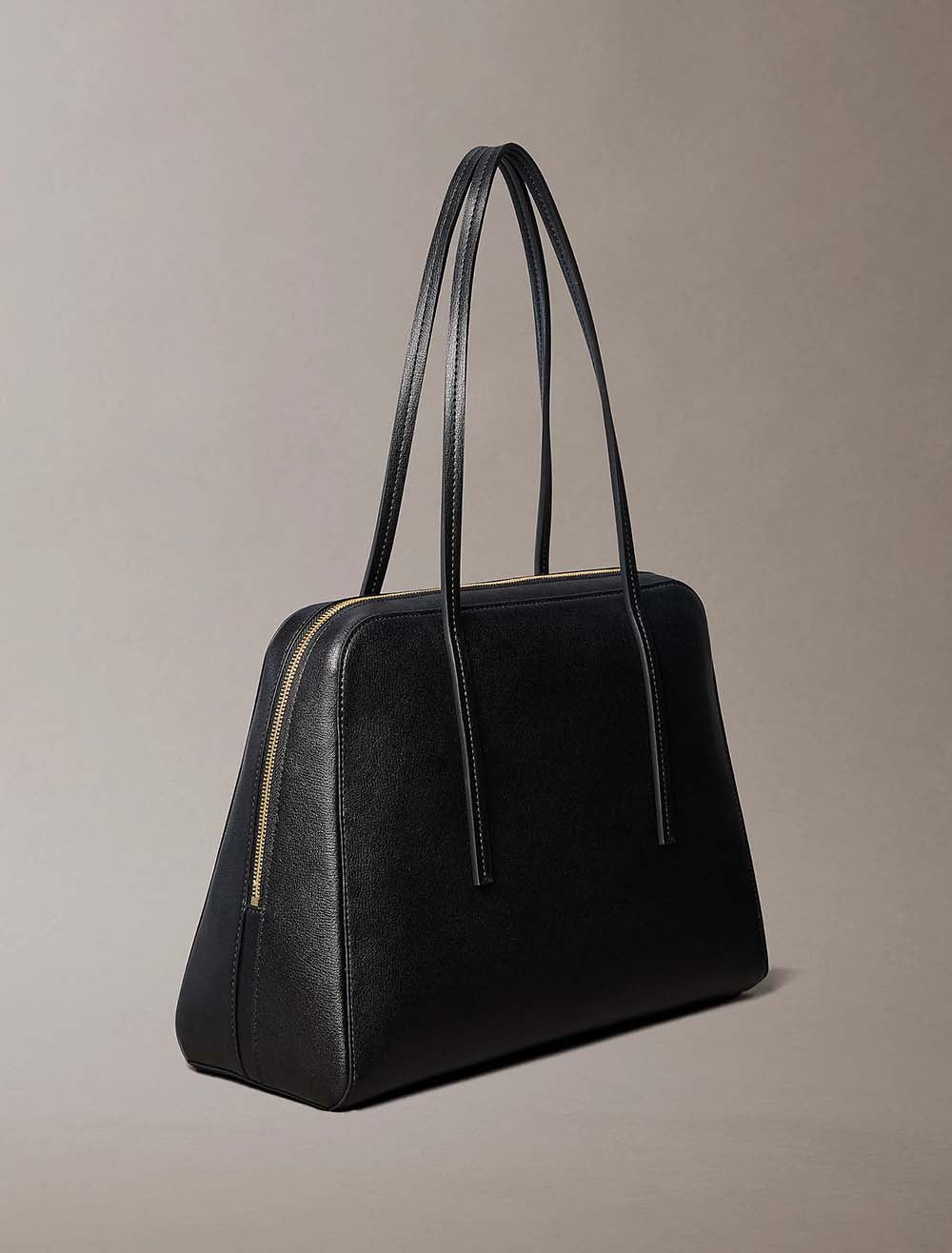 תיק קלווין קליין Foil Logo Bowling Bag נשים