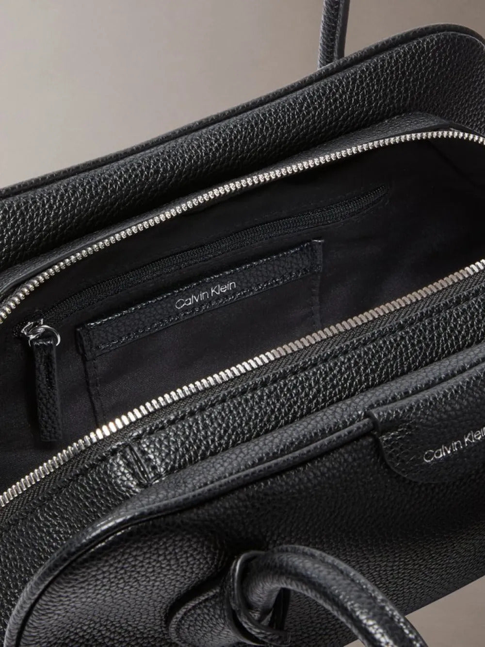 תיק קלווין קליין Emblem Trio Pebble Shoulder Bag נשים