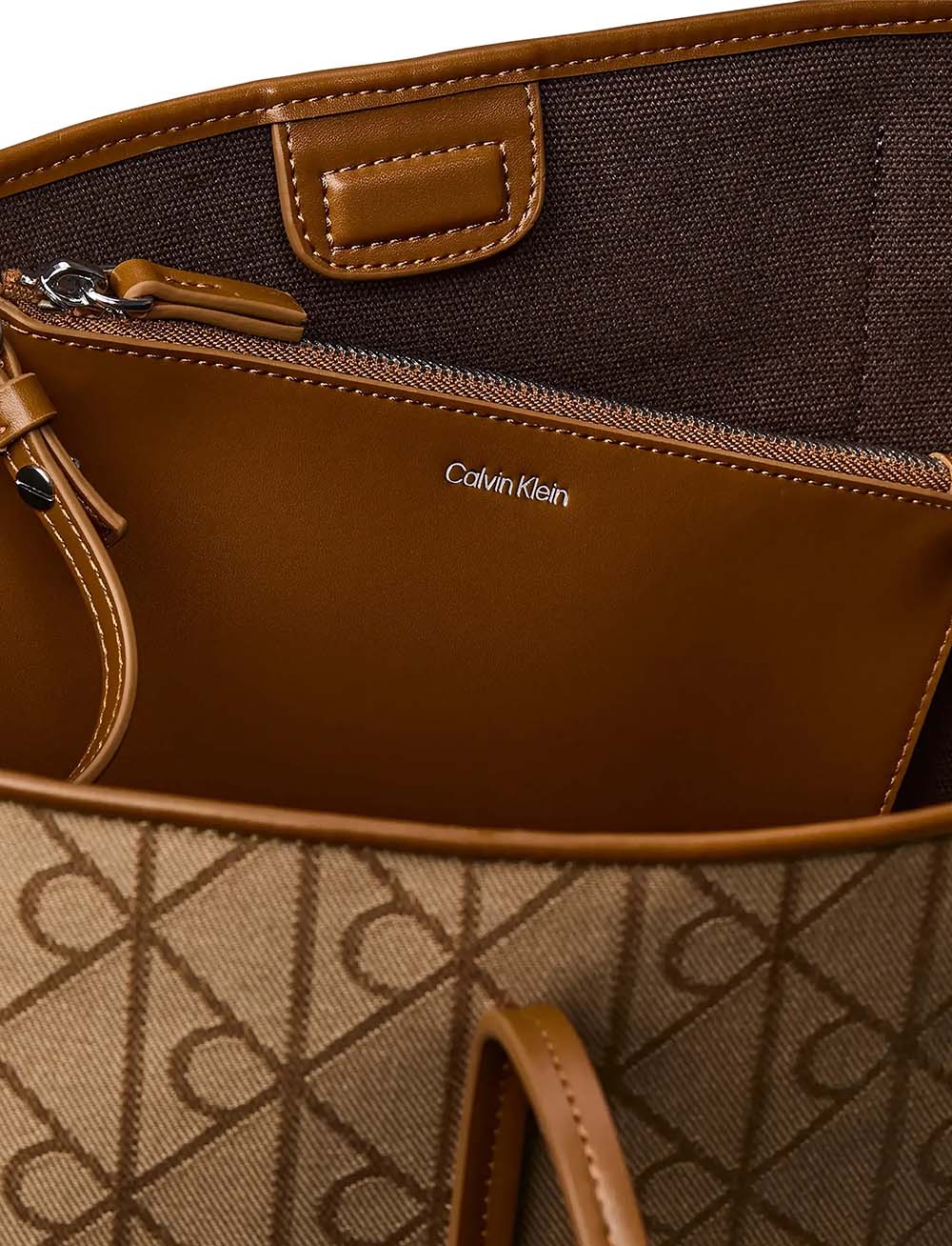 תיק קלווין קליין Emblem Trio Pebble Shoulder Bag נשים