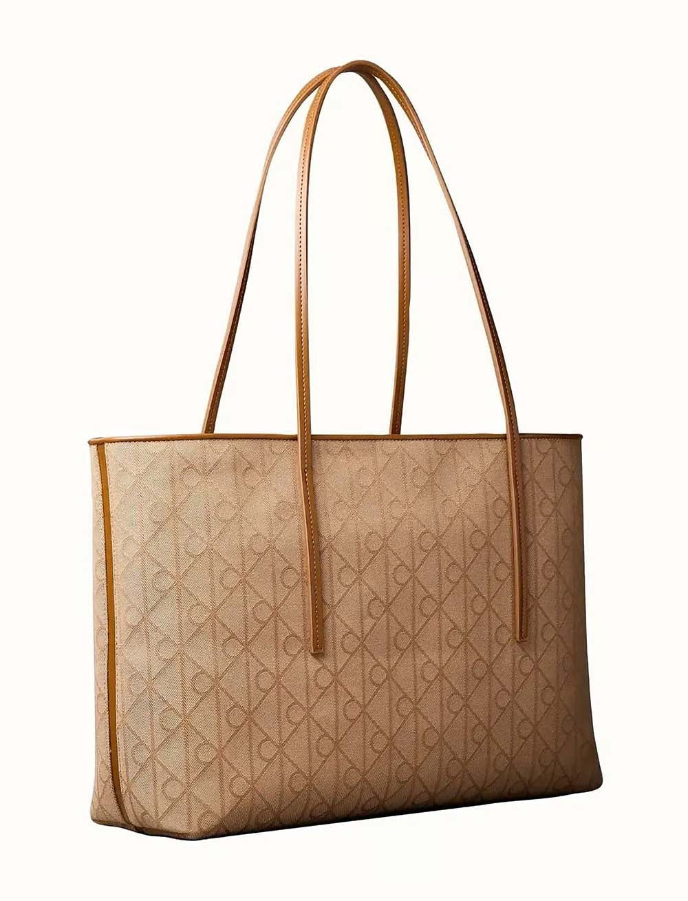 תיק קלווין קליין Emblem Trio Pebble Shoulder Bag נשים